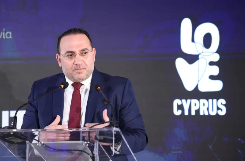 Νότα αισιοδοξίας από Κουμή για αφίξεις – Βλέπει σταδιακή ανάκαμψη των τουριστικών ροών