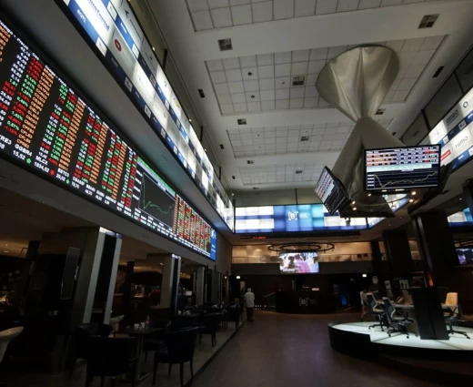 Συγκρατημένη άνοδος για Stoxx 600, DAX και FTSE με φόντο Ιράν και πετρέλαιο