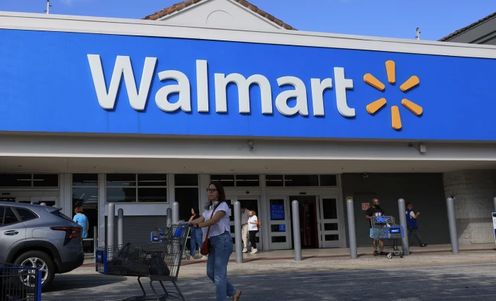 Walmart: Ανθεκτικές πωλήσεις αλλά και «καμπανάκι» για το κόστος των καυσίμων λόγω Ιράν