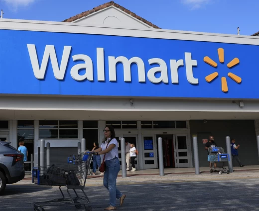 Walmart: Ανθεκτικές πωλήσεις αλλά και «καμπανάκι» για το κόστος των καυσίμων λόγω Ιράν