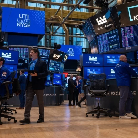 Πιέσεις στη Wall Street καθώς επανέρχονται οι αμφιβολίες για τον πόλεμο ΗΠΑ-Ιράν