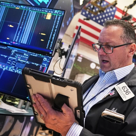 Wall Street: Ράλι με «καύσιμα» το AI και την αποκλιμάκωση στα ομόλογα