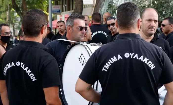 Δεσμοφύλακες της «Ισότητας» σε 24ωρη απεργία έξω από το Υπ. Δικαιοσύνης