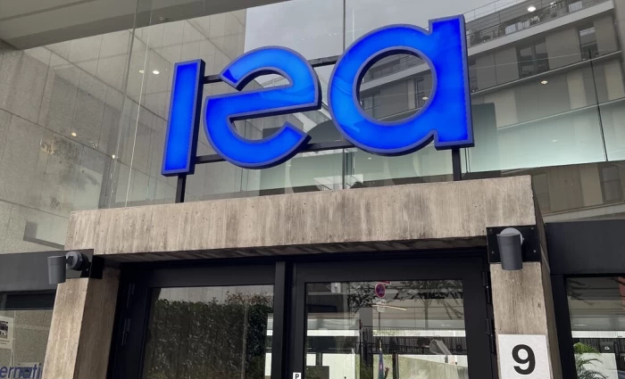 ΙΕΑ: Μείωση επενδύσεων στο πετρέλαιο, στροφή δισεκατομμυρίων σε LNG, δίκτυα και πυρηνική ενέργεια