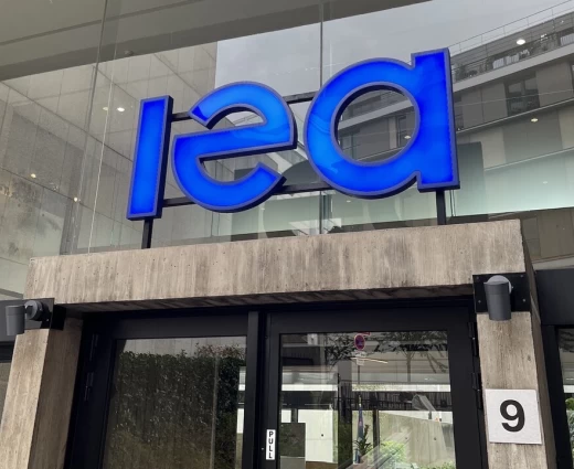 ΙΕΑ: Μείωση επενδύσεων στο πετρέλαιο, στροφή δισεκατομμυρίων σε LNG, δίκτυα και πυρηνική ενέργεια