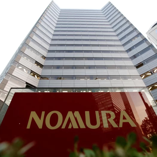 Nomura: Αυξάνει κατά 50% τον στόχο κερδοφορίας μετά από χρονιά-ρεκόρ