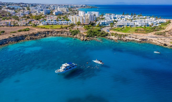 Προσωρινή ένεση ο Κατακλυσμός για ξενοδοχεία – Το τριήμερο γεμίζει και τα αεροπλάνα προς Ελλάδα
