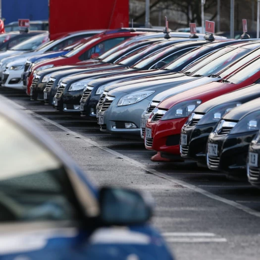 ΗΠΑ: Προχωρούν τα σχέδιά τους για δασμούς 25% στα αυτοκίνητα της ΕΕ