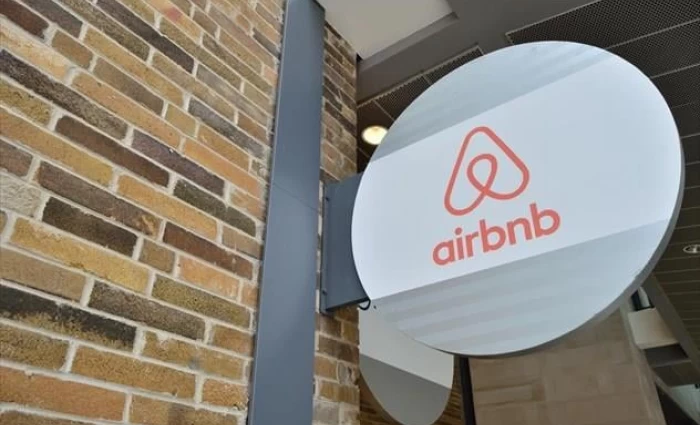 Airbnb: Η Τεχνητή Νοημοσύνη γράφει το 60% του κώδικα - Η «απειλή» του CEO της εταιρείας προς τους διευθυντές
