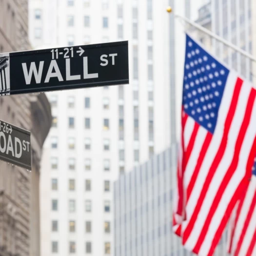 Wall Street: Ράλι μετά τη συμφωνία ΗΠΑ – Ιράν με πρόσθετη ώθηση από τη SpaceX – Νέο ρεκόρ ο Dow Jones