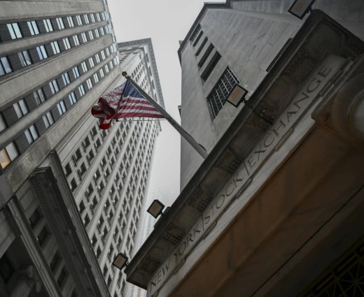 Wall Street: Στάση αναμονής ενόψει της επίσημης πρώτης του Κέβιν Γουόρς στη Fed