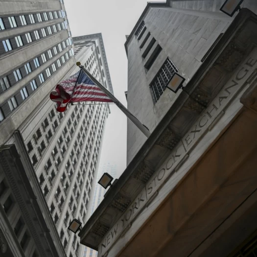 Wall Street: Στάση αναμονής ενόψει της επίσημης πρώτης του Κέβιν Γουόρς στη Fed