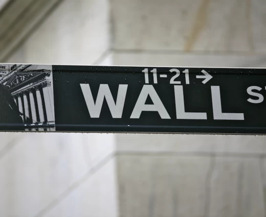 Wall Street: «Φρένο» στα ιστορικά ρεκόρ με το βλέμμα σε Μέση Ανατολή και Fed