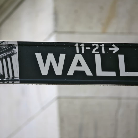 Wall Street: «Φρένο» στα ιστορικά ρεκόρ με το βλέμμα σε Μέση Ανατολή και Fed