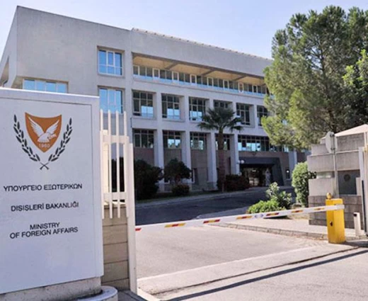 ΥΠΕΞ: Θετική εξέλιξη για την Κύπρο οι νέες ταξιδιωτικές οδηγίες ΗΠΑ και Βρετανίας