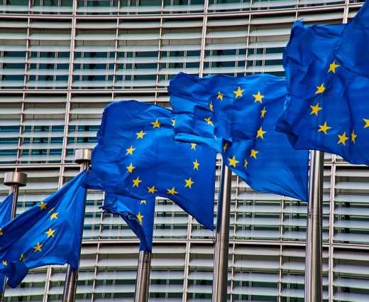 Economist: Πώς η γραφειοκρατία φρενάρει την ΕΕ – Γιατί οι Βρυξέλλες δυσκολεύονται να συμβαδίσουν με τις παγκόσμιες εξελίξεις