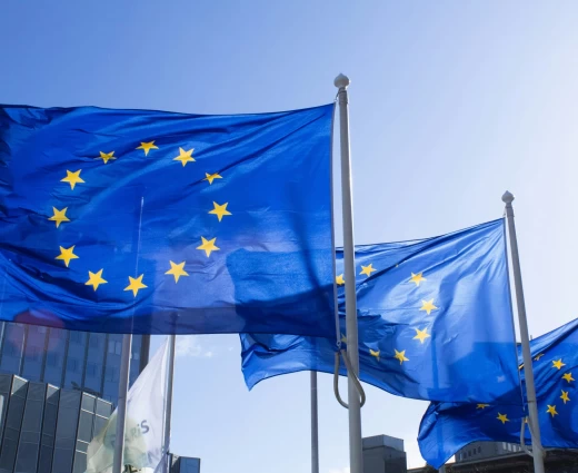 «Ασπίδα» της Κομισιόν στις ευρωπαϊκές τράπεζες – Καθυστερεί τους κανόνες FRTB για να μην πάρει προβάδισμα η Wall Street