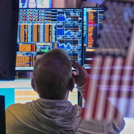 Wall Street: Το στοίχημα της AI ξεμένει από «καύσιμα» – Βουτιά για τον Nasdaq λόγω Broadcom