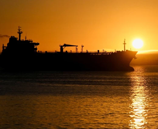 Στενά του Ορμούζ: Το πετρέλαιο βρίσκει διέξοδο - Τα τάνκερ που περνούν στο σκοτάδι