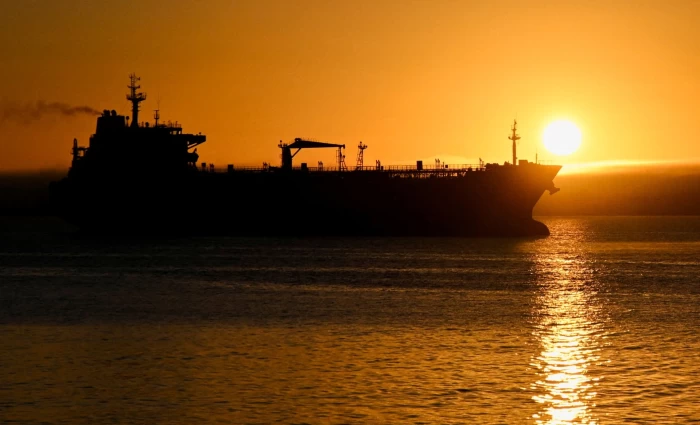 Στενά του Ορμούζ: Το πετρέλαιο βρίσκει διέξοδο - Τα τάνκερ που περνούν στο σκοτάδι