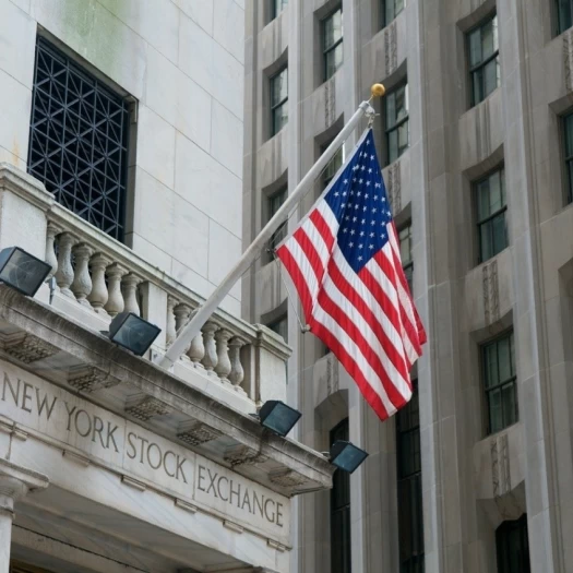 Wall Street: Πιέσεις από τα ισχυρά στοιχεία για την απασχόληση – Συνεχίζεται η φυγή από το AI