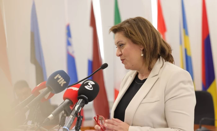 Α. Μιχαηλίδου: Αναγκαίες λόγω έργων και υπερπληθυσμού οι προκατασκευασμένες αίθουσες