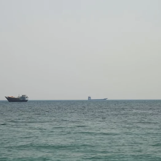 Στα άκρα η σύγκρουση ΗΠΑ – Ιράν στα Στενά του Ορμούζ – Το Brent πλησιάζει ξανά τα 80 δολάρια