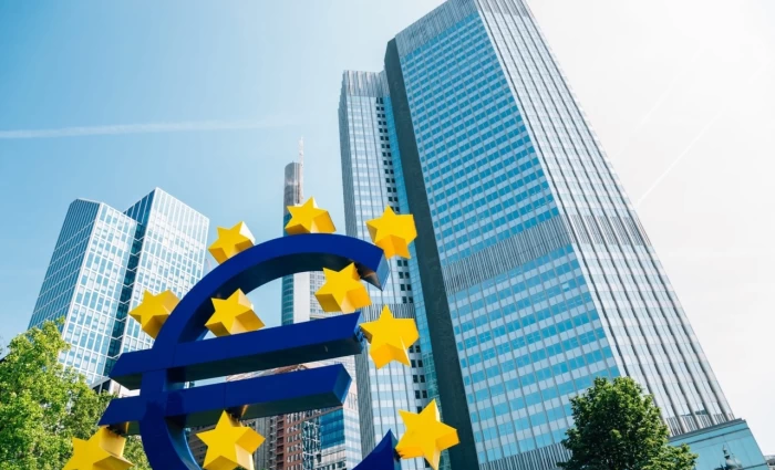 Δημοσκόπηση Bloomberg: «Παύση» τον Ιούλιο και τελευταία αύξηση επιτοκίων τον Σεπτέμβριο από την ΕΚΤ – Πότε θα αρχίσει η μείωση