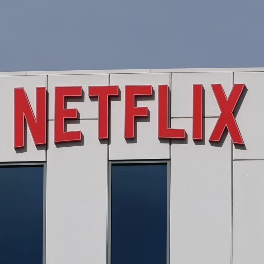 Netflix: «Αραιώνει» τα στοιχεία τηλεθέασης και η Wall Street ανησυχεί – Βουτιά 9% για τη μετοχή