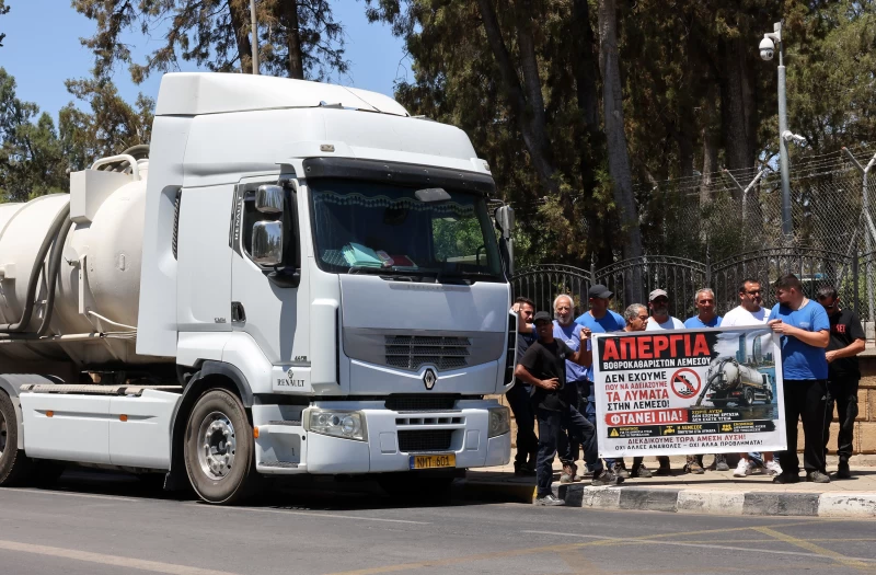 Ζήτησαν εμπλοκή του ΠτΔ για να βρεθεί λύση – Διαμαρτυρήθηκαν έξω από το Προεδρικό οι βοθροκαθαριστές Λ/σου