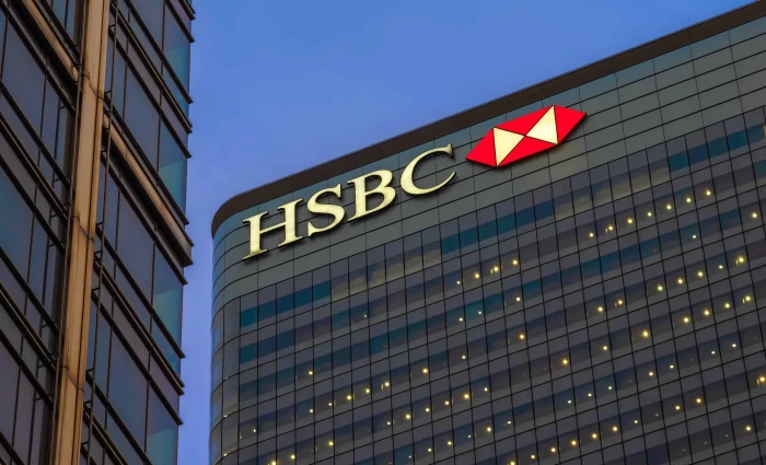 HSBC: Πώς η τεχνητή νοημοσύνη μεταμορφώνει τις τράπεζες χωρίς να καταργεί τον άνθρωπο