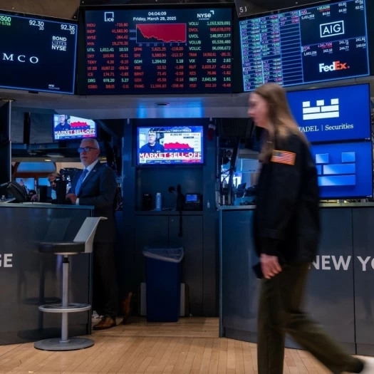 Wall Street: Νέο ρεκόρ για τον Dow Jones πάνω από τις 53.000 μονάδες – Παραμένουν οι πιέσεις με φόντο την ΑΙ