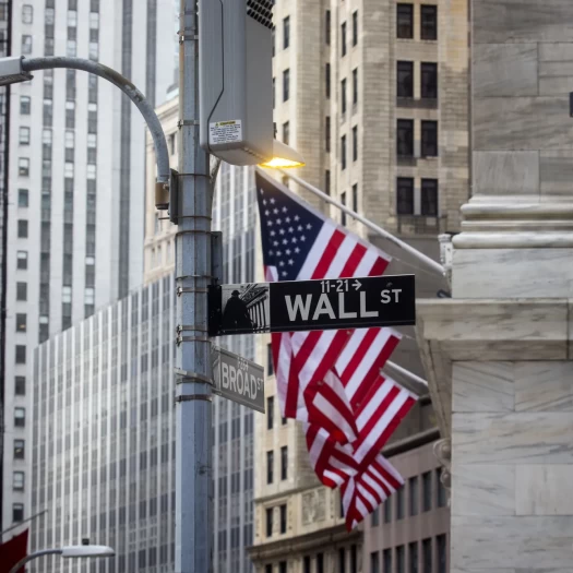 Wall Street: Οι δηλώσεις Τραμπ βυθίζουν το επενδυτικό κλίμα – Πτώση άνω των 400 μονάδων για τον Dow