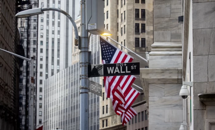 Wall Street: Οι δηλώσεις Τραμπ βυθίζουν το επενδυτικό κλίμα – Πτώση άνω των 400 μονάδων για τον Dow