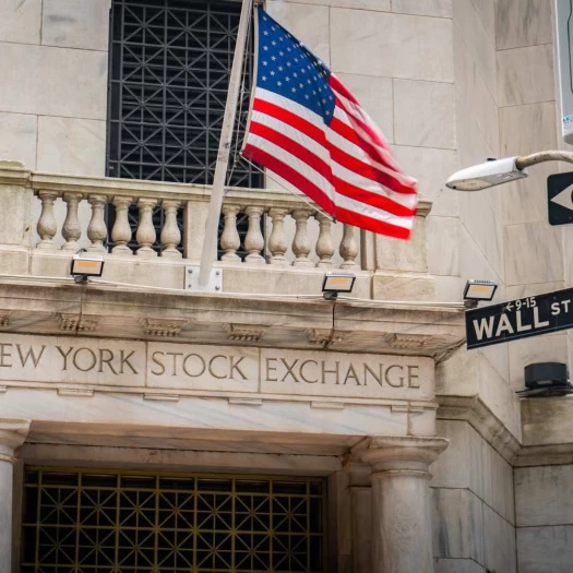 Wall Street: Συγκρατημένες κινήσεις μετά το ιστορικό ρεκόρ του S&P 500