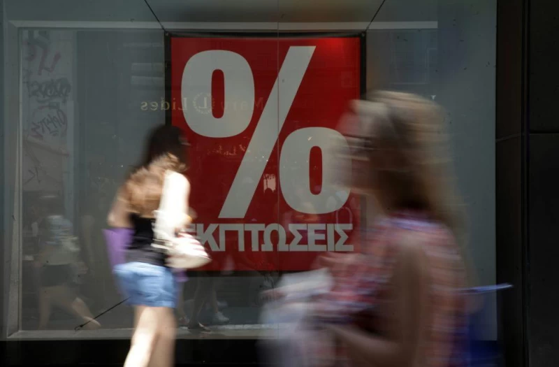 Οι καλοκαιρινές εκπτώσεις κινούν την αγορά, λένε ΚΕΒΕ και ΠΟΒΕΚ