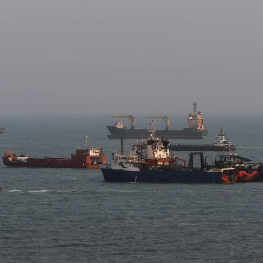 Ορμούζ: Από 140 πλοία την ημέρα μόλις 9 – Νέα πτώση διελεύσεων και στο Μπαμπ ελ-Μαντέμπ