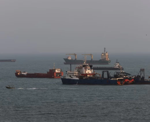 Ορμούζ: Από 140 πλοία την ημέρα μόλις 9 – Νέα πτώση διελεύσεων και στο Μπαμπ ελ-Μαντέμπ