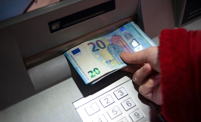 Αγχωμένοι οι Ευρωπαίοι βάζουν μετρητά στην άκρη λόγω πυρκαγιών και λοιπών καταστροφών