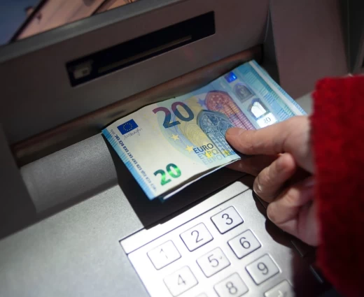 Αγχωμένοι οι Ευρωπαίοι βάζουν μετρητά στην άκρη λόγω πυρκαγιών και λοιπών καταστροφών