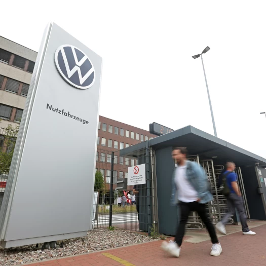 Volkswagen: Φουντώνει η οργή των εργαζομένων – Η δύσκολη αναμέτρηση του Μπλούμε για την αναδιάρθρωση