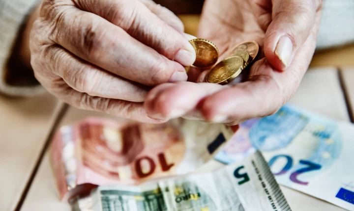 «Λίφτινγκ» και στη μικρή επιταγή με τη μεταρρύθμιση – Τα δύο σενάρια για το επίδομα χαμηλοσυνταξιούχων