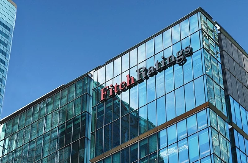 Τα εύσημα Fitch για την οικονομία και προειδοποιήσεις για ευνοϊκές συνθήκες που υποχωρούν