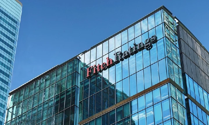 Τα εύσημα Fitch για την οικονομία και προειδοποιήσεις για ευνοϊκές συνθήκες που υποχωρούν