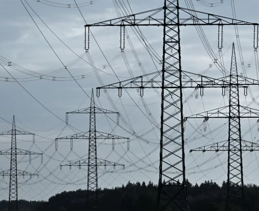 Γερμανία: Η πράσινη ενέργεια φθηναίνει, οι λογαριασμοί όχι – Τι κρατά ψηλά τις τιμές στο ρεύμα
