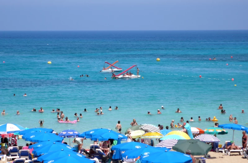 Σε κανονικούς ρυθμούς οι κρατήσεις στα ξενοδοχεία – Τι λένε ΣΤΕΚ και ΠΑΣΥΞΕ για το 2027