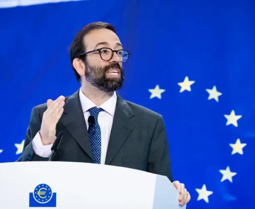 Ο οικονομολόγος που «κόπηκε» από το ΔΝΤ και το μακρύ χέρι του Τραμπ