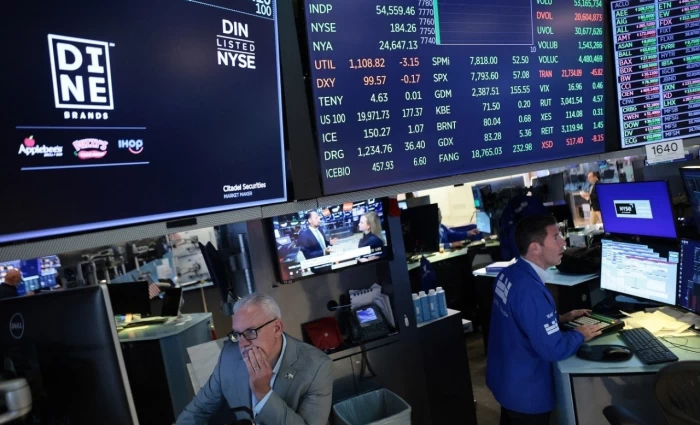 Πιέσεις στη Wall Street από το άλμα του πετρελαίου και τον επίμονο πληθωρισμό