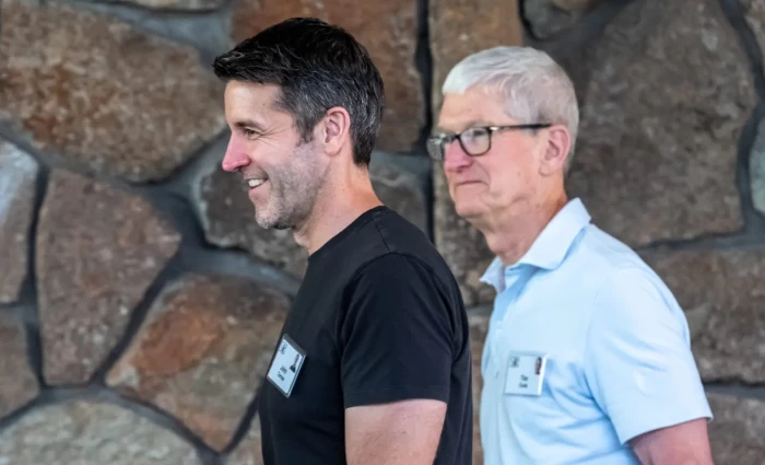 Apple: Αλλαγή φρουράς μετά από 15 χρόνια – Από τον «μάγο» των operations Τιμ Κουκ στον μηχανικό Τζον Τέρνους