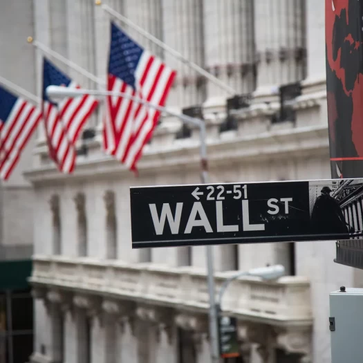 Νέο κύμα αβεβαιότητας στη Wall Street: Διπλό χτύπημα από AI και πετρέλαιο ενόψει Fed